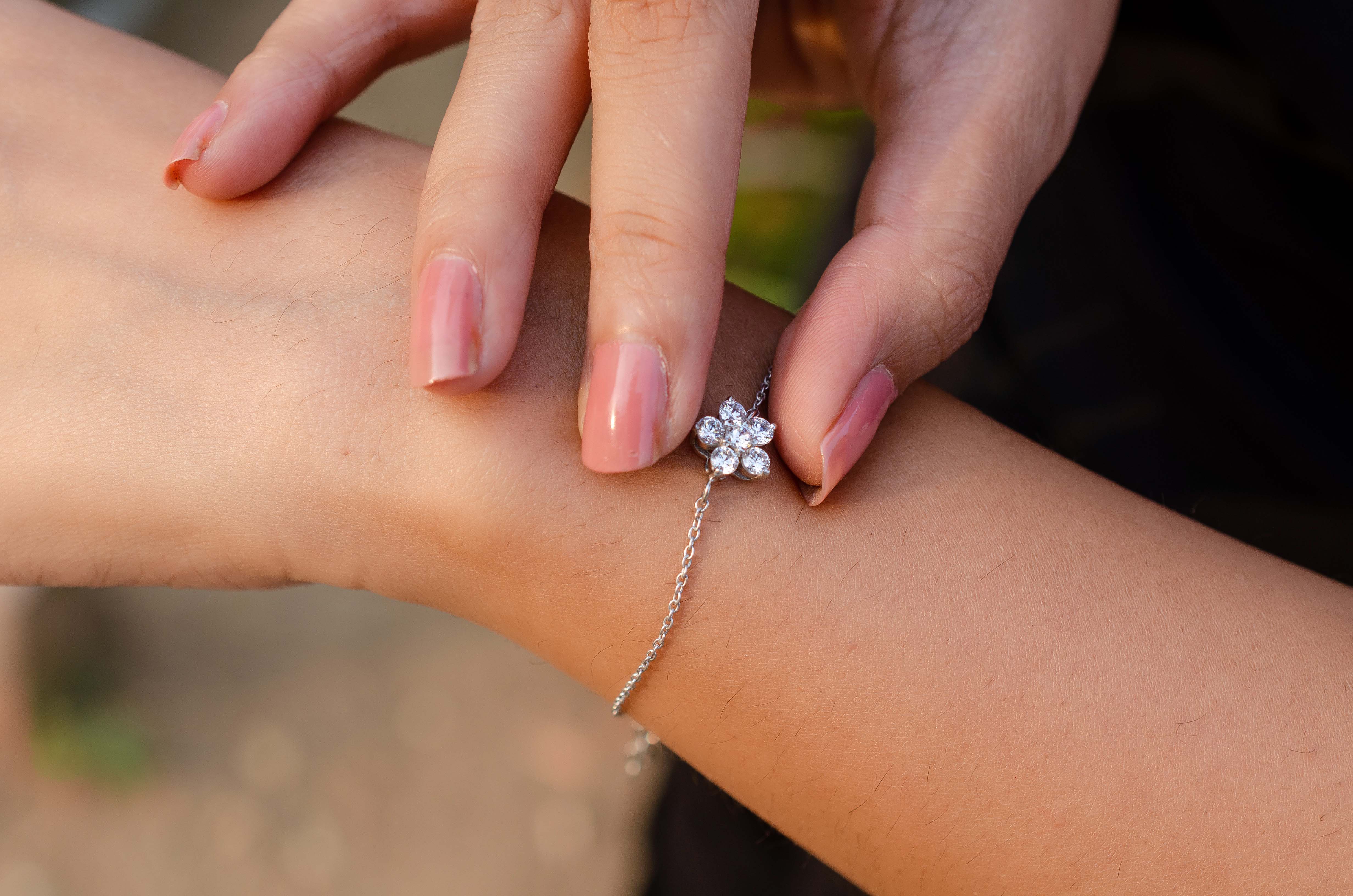 92.5 Sterling Silver Flower Bracelet – Elegant Floral Design, Adjustable Chain, Gift for Her