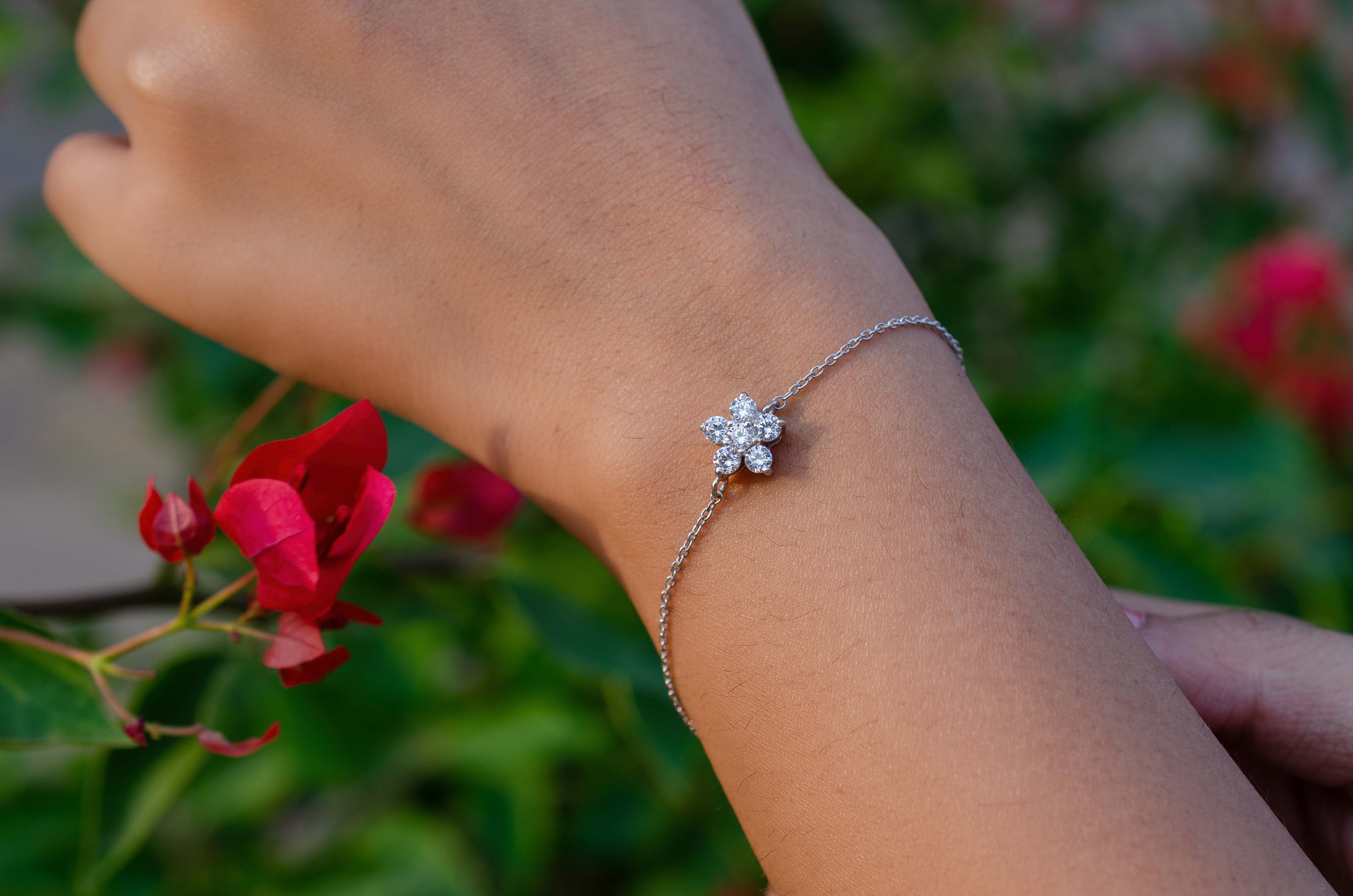 92.5 Sterling Silver Flower Bracelet – Elegant Floral Design, Adjustable Chain, Gift for Her