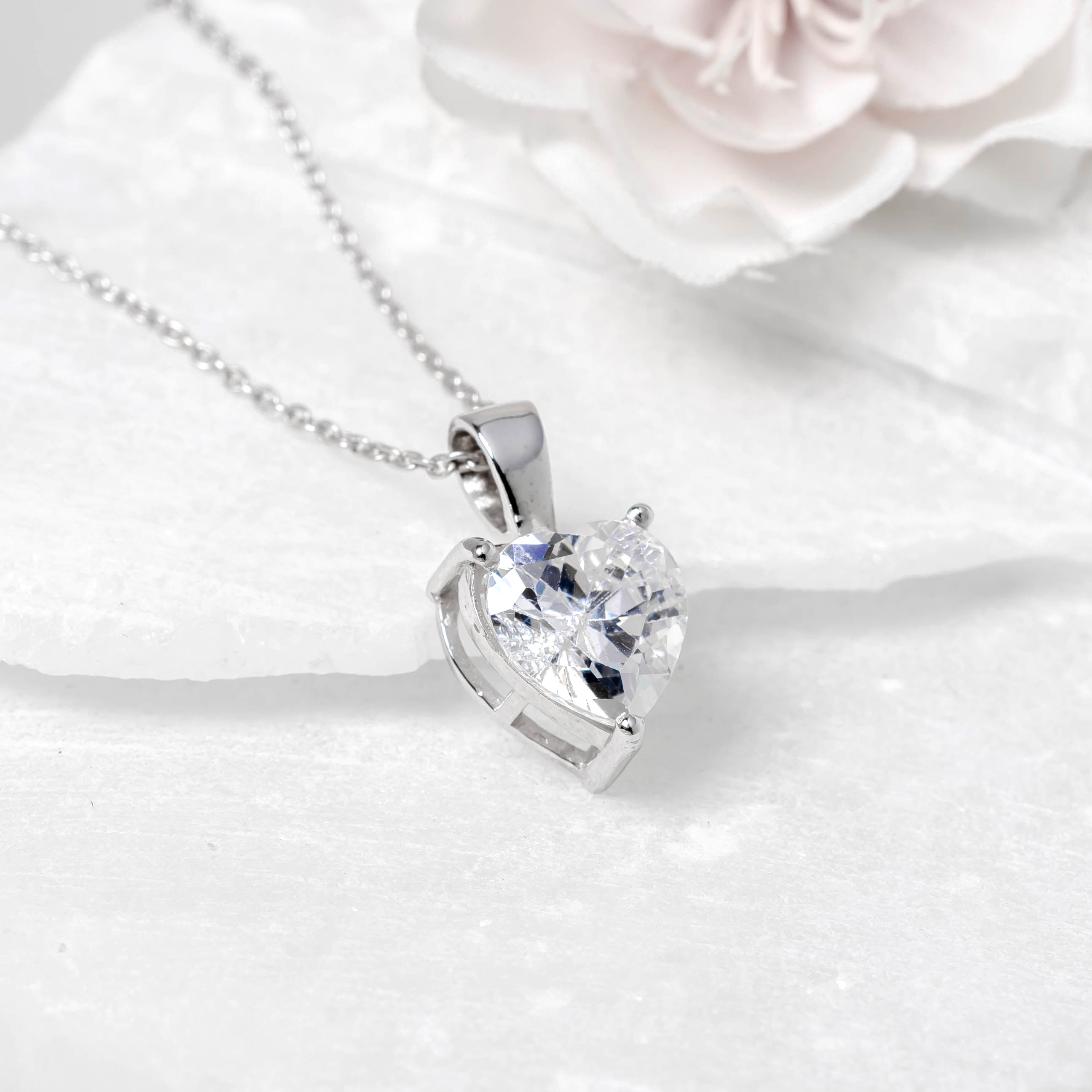 92.5 Sterling Silver Sparkling Heart-Shaped Solitaire Necklace – Romantic Elegance