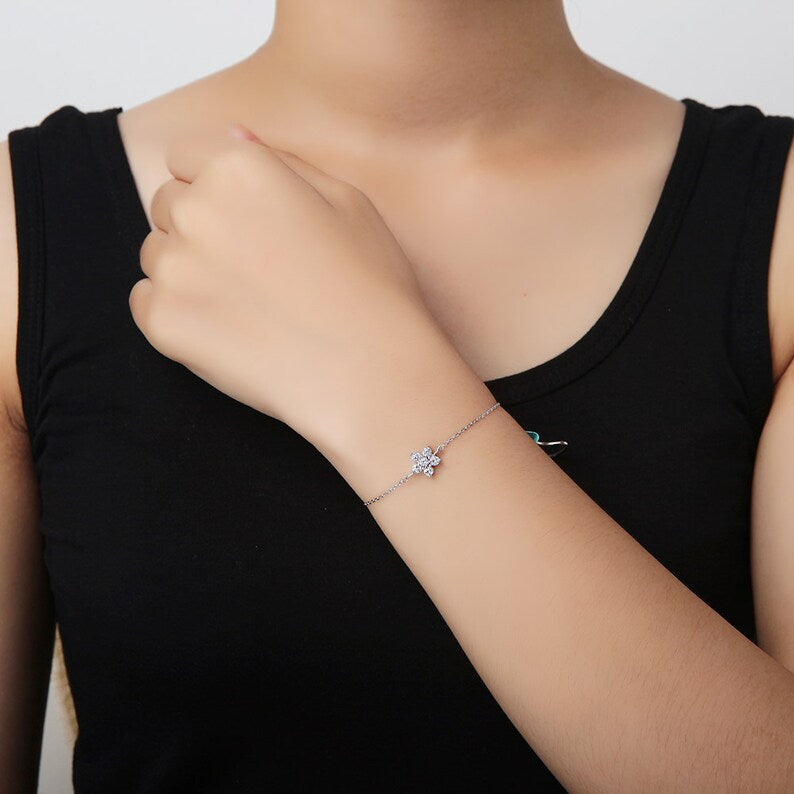 92.5 Sterling Silver Flower Bracelet – Elegant Floral Design, Adjustable Chain, Gift for Her